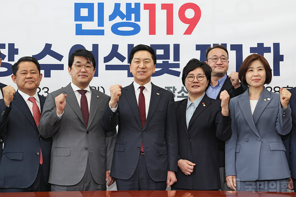 김기현(왼쪽 세 번째) 국민의힘 대표가 지난 3일 국회에서 열린 '민생119 임명장 수여식 및 제1차 회의'에서 주먹을 꼭 쥐고 밝게 웃고 있다. (사진=국민의힘 홈페이지 캡처)