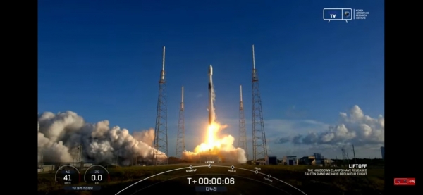 지난해 8월 5일(한국 시각) 한국 첫 달 탐사선 '다누리'가 미국 '스페이스X'의 '팰컨9' 로켓에 실려 발사되고 있다. (사진=항우연 유튜브 캡처)