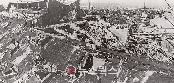 한국전쟁으로 잿더미가 된 1953년 경기도 수원의 선경직물 공장의 모습. (사진제공=SK그룹)