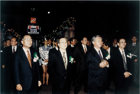 한국이동통신이 1996년 3월 28일 세계 최초의 CDMA상용화 기념행사를 개최한 자리에는 최종현 선대회장 뿐만 아니라 이수성 국무총리, 이석채 정보통신부 장관 등 1000여 명이 참석했다. (사진제공=SK그룹)