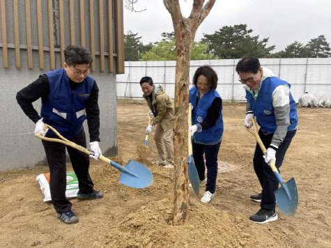 깨끗한나라 관계자들이 기증한 나무를 심고 있다. (사진제공=문화재청).