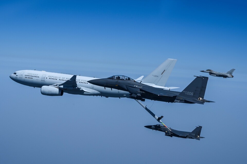 공군 KC-330 공중급유기가 12일 후미로 진입한 F-15K 전투기에 급유 붐을 길게 내려 공중급유를 시도하고 있다. 3차원 입체 공간에서 290노트(knot, 시속 약 530㎞)를 넘는 속도로 비행하는 두 대의 항공기가 지름 약 10㎝의 급유구를 서로 맞닿게 시도하는 순간은 모든 공중급유 임무 요원들이 가장 긴장하는 순간이다. (사진제공=공군본부)