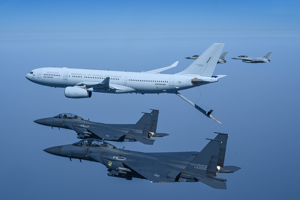공군 다목적 공중급유수송기 KC-330 시그너스가 피급유기인 F-15K와 KF-16 전투기 편대와 함께 12일 공중급유임무 수행을 위해 대형을 유지하며 비행하고 있다. KC-330은 약 24만5000 lbs(파운드, 약 111톤)의 연료를 탑재할 수 있으며, 한 번에 F-35A 전투기는 최대 15대, F-15K는 최대 10대, KF-16은 최대 20대에 각각 급유가 가능하다. 이를 통해 공군은 공중급유 1회당 약 1시간씩 임무를 더 수행할 수 있게 되면서 한국방공식별구역(KADIZ) 전역에서 더욱 효과적인 작전을 수행할 수 있게 됐다. (사진제공=공군본부)