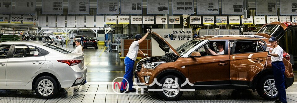 현대자동차 러시아 공장에서 임직원들이 차량을 점검하고 있다. (사진=현대차 홈페이지)