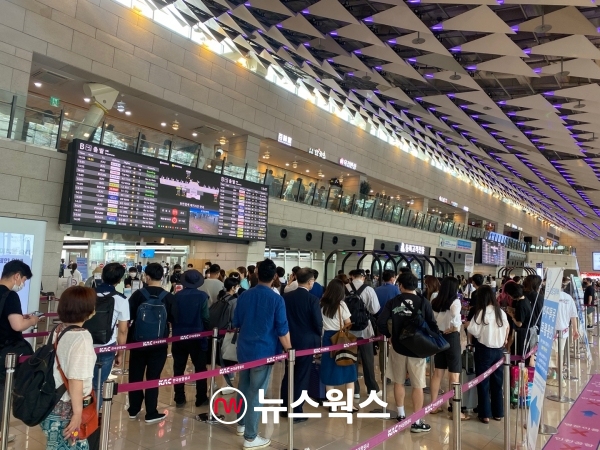 김포공항에서 승객들이 여객기 탑승장으로 들어가고 있다. (사진=뉴스웍스 DB)