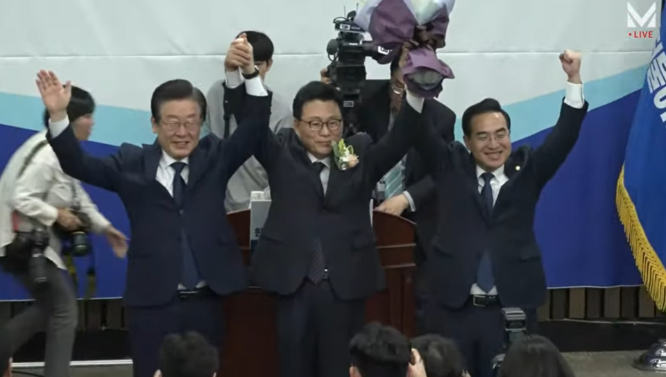 박광온(가운데) 민주당 신임 원내대표가 이재명(왼쪽) 민주당 대표와 박홍근 전 원내대표와 함께 만세를 부르고 있다. (사진=델리민주 동영상 캡처)
