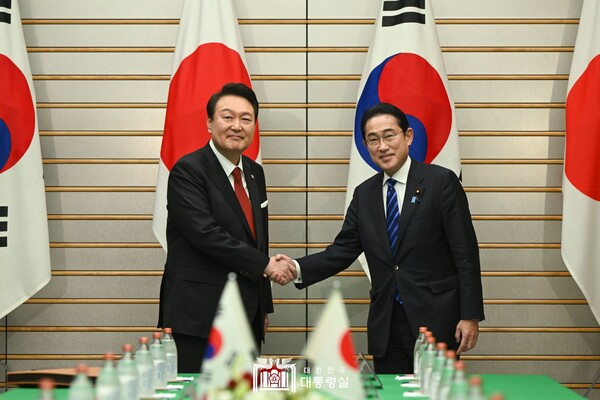 지난 3월 16일 일본을 방문한 윤석열 대통령이 기시다 후미오 일본 총리와 정상회담을 가지며 기념촬영을 하고 있다. (사진제공=대통령실)