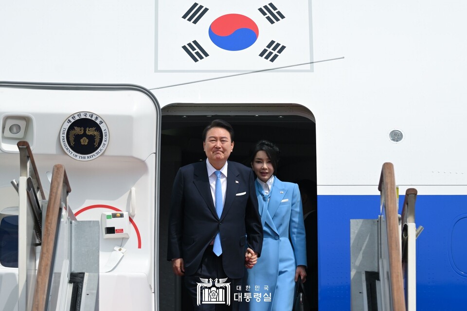 윤석열 대통령이 4월 30일 서울공항에 도착, 김건희 여사와 함께 내리고 있다. (사진제공=대통령실) 