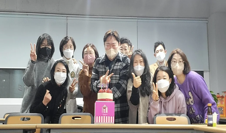 상담가들이 파이나다운청년들에서 운영하는 은둔형외톨이 양성과정 교육을 마치고 사진촬영을 하고 있다. (사진제공=파이나다운청년들)