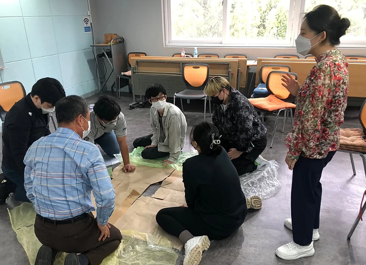 학교 밖 사회 밖 은둔고립청년들의 '나다운 삶'을 지원하는 파이나다운청년들에서 은둔고립청년들이 '나답게 살아가는 심리극' 프로그램에 참여하고 있다. (사진제공=파이나다운청년들)