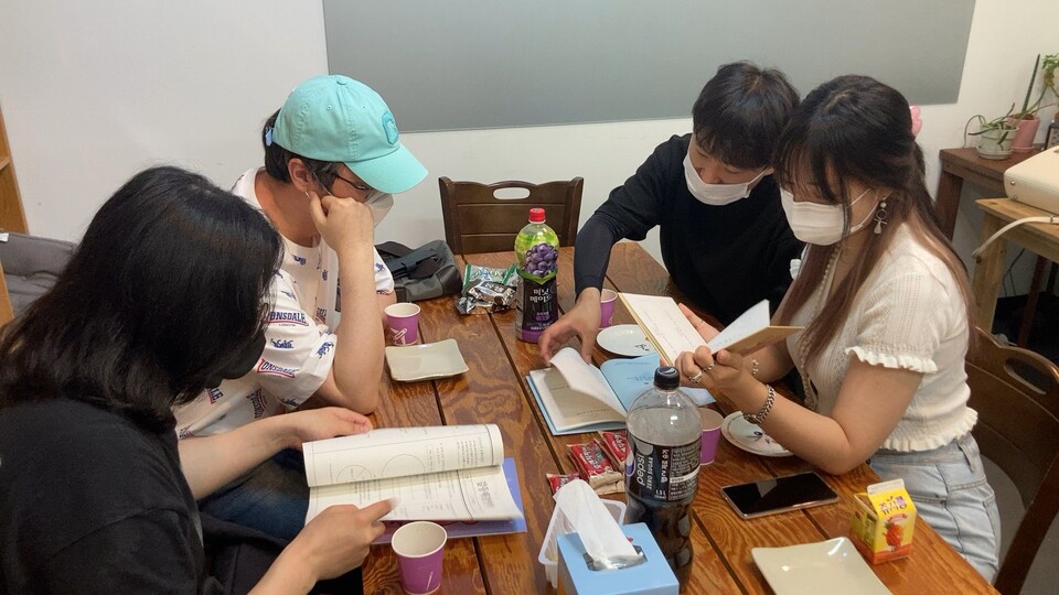 은둔 고수들을 심심치 않게 만나게 된다는 씨즈의 자조 모임. (사진제공=두더지땅굴)