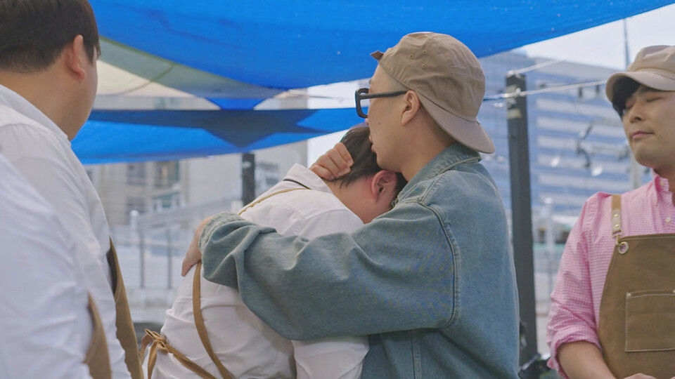 모카씨가 출연한 SBS '곰손카페'의 한 장면. 외로운 이에게 다가가주는 넓은 품, 말하지 않아도 안기고 싶은 깊은 마음이다. (사진제공=두더지땅굴)