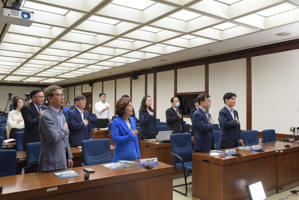 양이원영(왼쪽 앞줄 두 번째)민주당 위원과 이용선(네 번째)민주당 의원이 12일 '에너지효율향상 방안 토론회'에서 국민의례를 하고 있다. (사진제공=이용선 의원실)