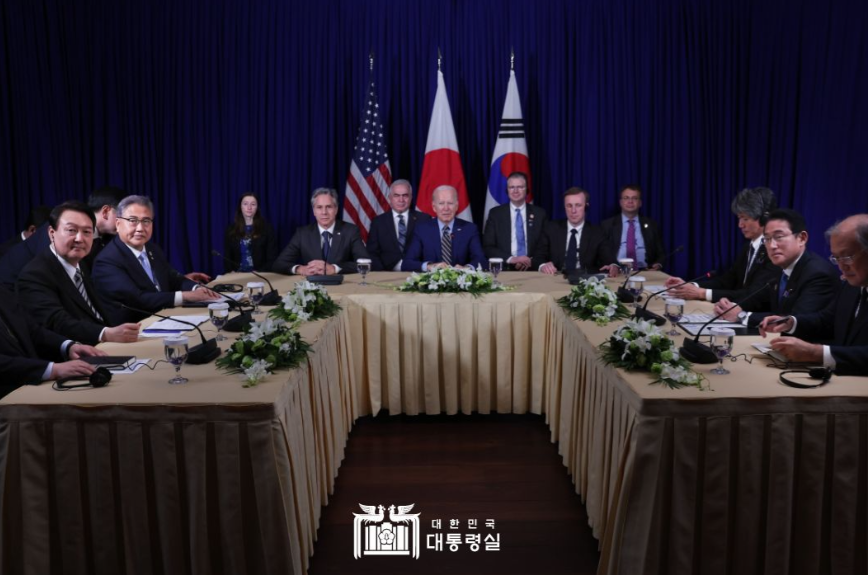 윤석열(왼쪽 두 번째) 대통령과 조 바이든(가운데 오른쪽 네 번째) 미국 대통령, 기시다 후미오(오른쪽 두 번째) 일본 총리가 지난해 11월 캄보디아 프놈펜의 한 호텔에서 한미일 정상회담을 연 뒤 공동성명을 발표하고 있다. (사진제공=대통령실)