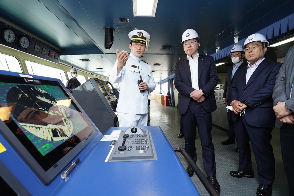 조승환(왼쪽 두 번째)해양수산부 장관이 4월 28일 인천지역을 방문, 인천 북항과 중국을 오가는 국제여객선에서 안전관리상황을 보고 받고 있다. (사진제공=해수부)