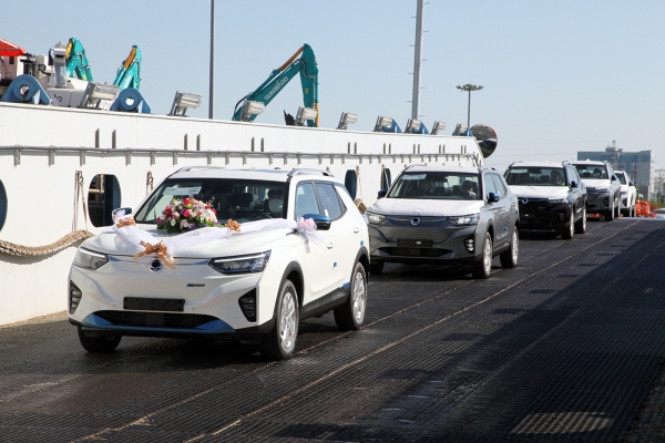 KG모빌리티가 2021년 첫 전기차인 '코란도 이모션'의 수출 선적 기념식을 진행하고 있다. (사진제공=KG모빌리티)