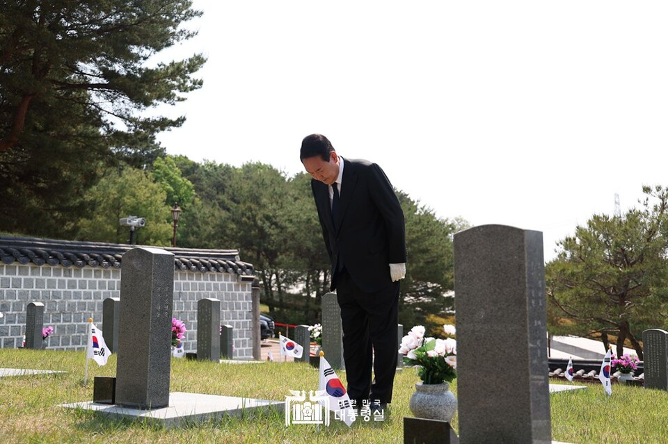 윤석열 대통령이 지난해 5월 18일 광주 북구 운정동 국립5·18민주묘지에서 열린 제42주년 5·18민주화운동 기념식​에 참석해 5·18 영령들의 묘소를 참배하고 있다. (사진=대통령실 홈페이지 캡처)