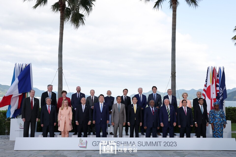 G7 의장국인 일본 초청에 따른 참관국(옵서버) 자격으로 G7 정상회의 참석한 윤석열 대통령이 20일 일본 히로시마 그랜드프린스호텔에서 열린 G7 정상회의에서 각국 정상들과 기념촬영을 하고 있다. (사진제공=대통령실)