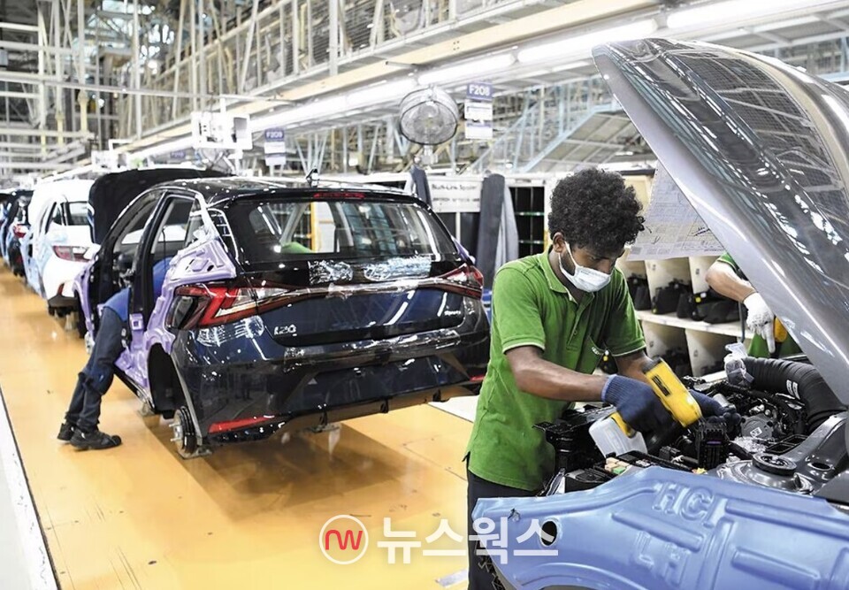 인도 첸나이에 있는 현대차 공장에서 직원들이 소형 해치백 모델인 'i20'을 조립하고 있다. (사진제공=현대차)