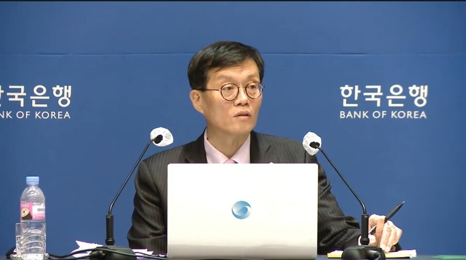 이창용 한국은행 총재가 25일 통화정책방향 관련 기자간담회를 진행하고 있다. (사진=한국은행 유튜브 캡처)