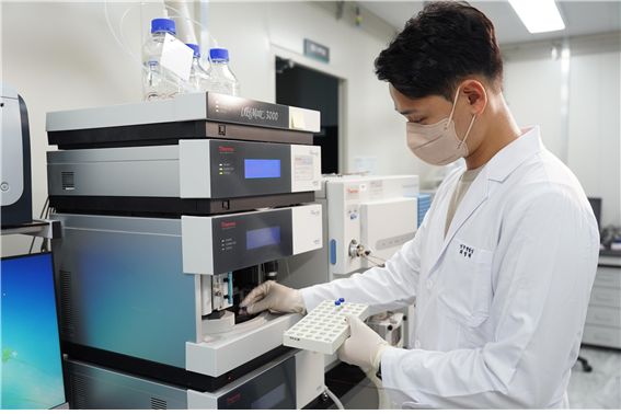 한국식품안전관리인증원 연구개발실에서 한 연구원이 연구개발을 하고 있다. (사진제공=HACCP인증원)