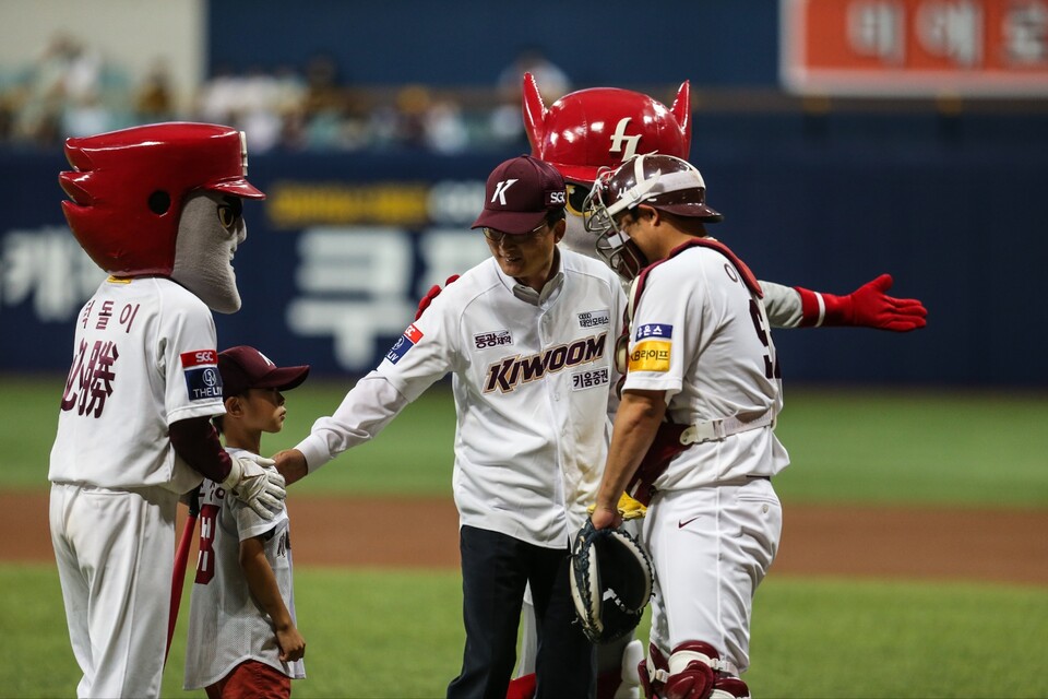 지난 26일 고척 스카이돔에서 열린 프로야구 경기에서 이환주(사진 가운데) KB라이프생명 대표이사 사장이 시구자로 나서고 있다. (사진제공=KB라이프생명)