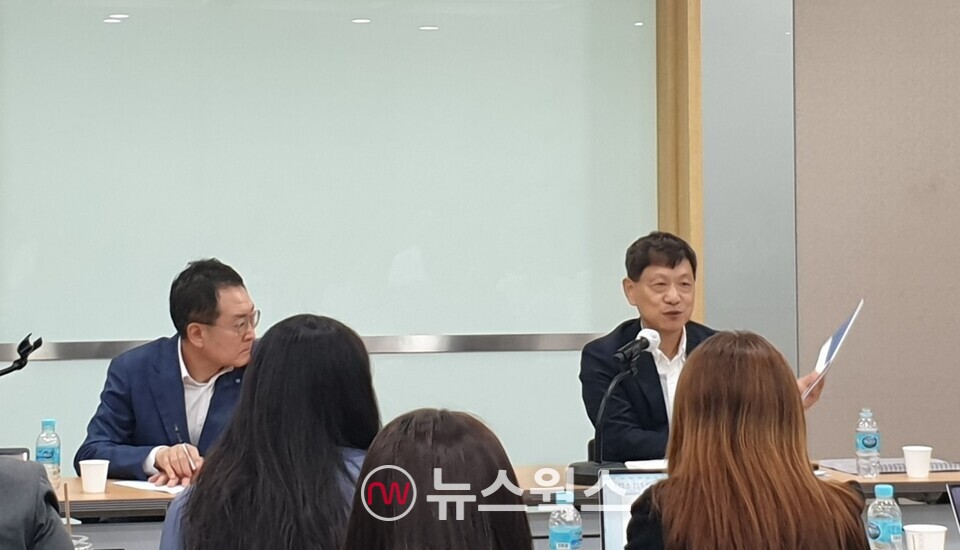 31일 이정수(오른쪽) 우리금융지주 전략부문 상무가 새로운 경영 승계 프로그램에 대해 설명하고 있다. (사진=유한새 기자)