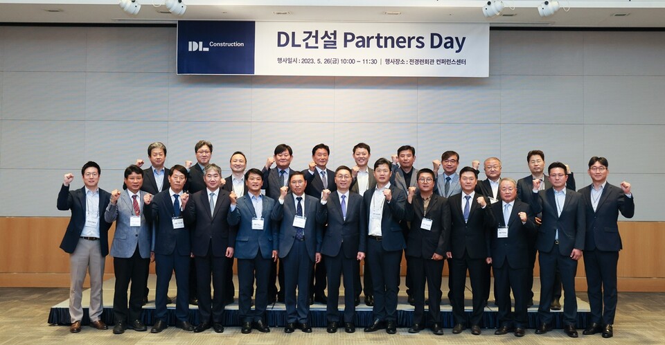 곽수윤(앞줄 왼쪽 일곱 번째) DL건설 대표이사 및 관계자들이 26일 서울 여의도동에 위치한 전경련회관 컨퍼런스센터에서 기념사진을 찍고 있다. (사진제공=DL건설)