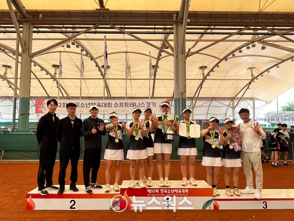 2년 연속 금빛 스매싱에 성공한 경북선발 소프트테니스 선수들이 시상대에서 우승의 기쁨을 나누고 있다. (사진제공=경북체육회)