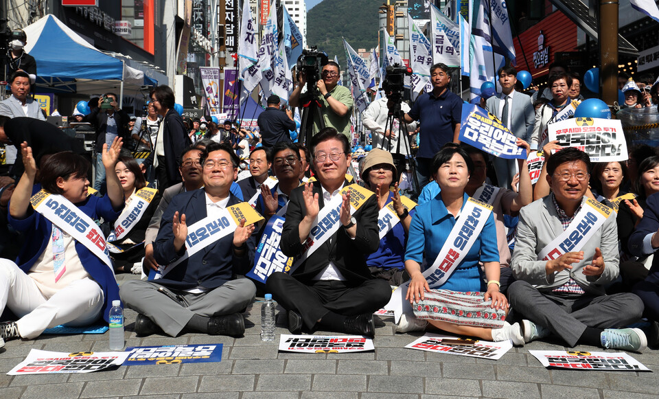 이재명 더불어민주당 대표가 3일 부산 부산진구 서면 쥬디스태화 앞에서 열린 후쿠시마 원전 오염수 해양투기 규탄대회에 참석, 구호를 외치고 있다. (사진=뉴스1)