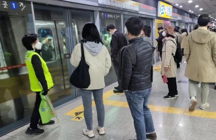 서울지하철 9호선 노량진역 승강장에서 안전요원(왼쪽)이 탑승객들에게 안내하고 있다. (사진제공=서울시)​​​​​​​