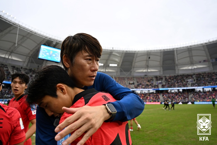 지난 5일 나이지리아전을 마친 후 김은중 감독이 선수를 안아주고 있다. (사진=대한축구협회 홈페이지 캡처)