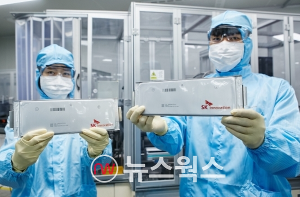 SK이노베이션 연구원이 전기차용 배터리 셀을 들고 있다. (사진제공=SK이노베이션)