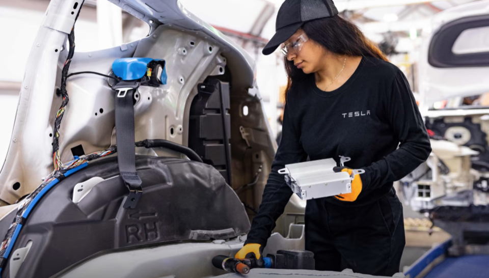 테슬라 생산공장에서 한 작업자가 차량을 조립하고 있다. (사진=테슬라 홈페이지 캡처)