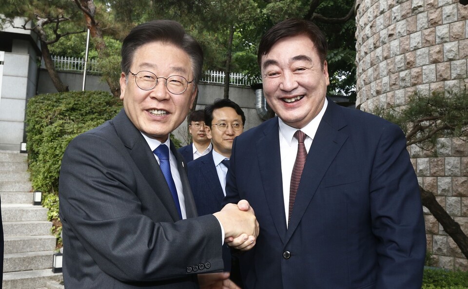 더불어민주당 이재명(왼쪽) 대표가 8일 오후 서울 성북구 중국대사관저를 방문해 싱하이밍 주한중국대사와 악수를 하고 있다.(사진=뉴스1)