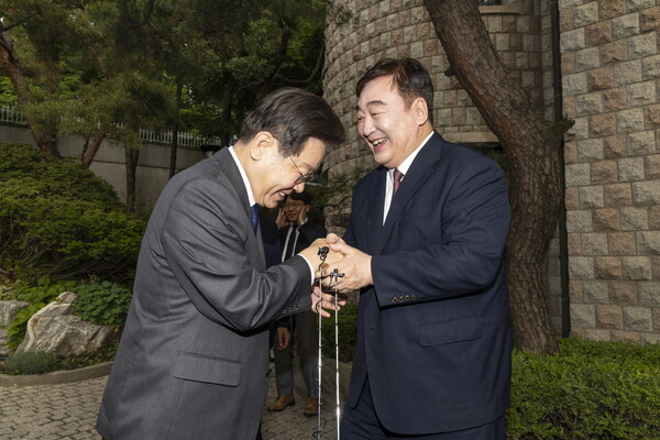 이재명 더불어민주당 대표가 8일 서울 성북구 중국대사관저를 방문해 싱하이밍 주한중국대사와 인사를 나누고 있다. (사진=뉴스1)