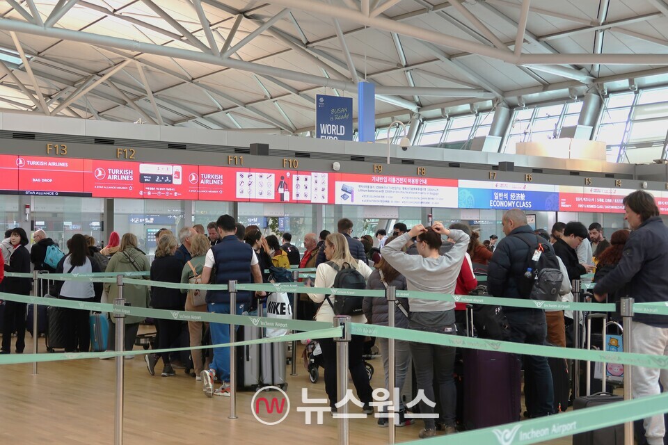 지난 4월 14일 인천국제공항 제1여객터미널 출국장 카운터가 여행객들로 붐비고 있다. (사진=정민서 기자)