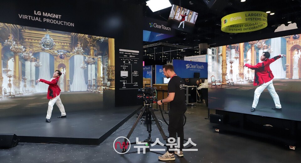 LG전자 모델이 인포콤 2023에서 버추얼 프로덕션에 최적화한 LG 매그니트로 통해 구현한 배경 앞에서 콘텐츠를 촬영하고 있다. (사진제공=LG전자)