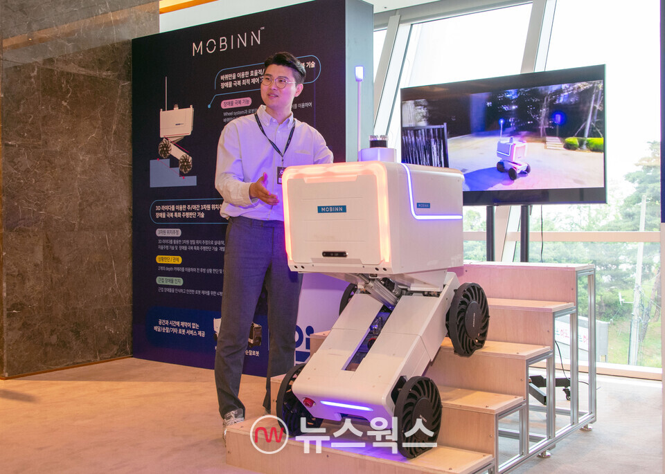 '라스트마일' 배송 로봇 전문 기업 모빈 관계자가 배송 로봇에 대해 설명하고 있다. (사진제공=현대차그룹)