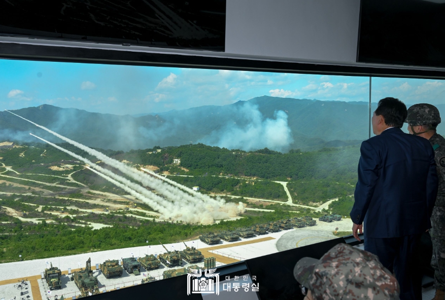 윤셕열 대통령이 15일 포천 승진훈련장에서 미사일 발사를 지켜보고 있다. (사진제공=대통령실)