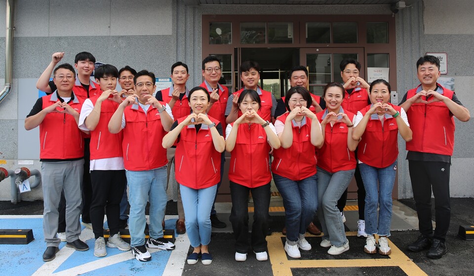 봉사활동에 참여한 ABL생명 임직원들이 사진 촬영을 하고 있다. (사진제공=ABL생명)