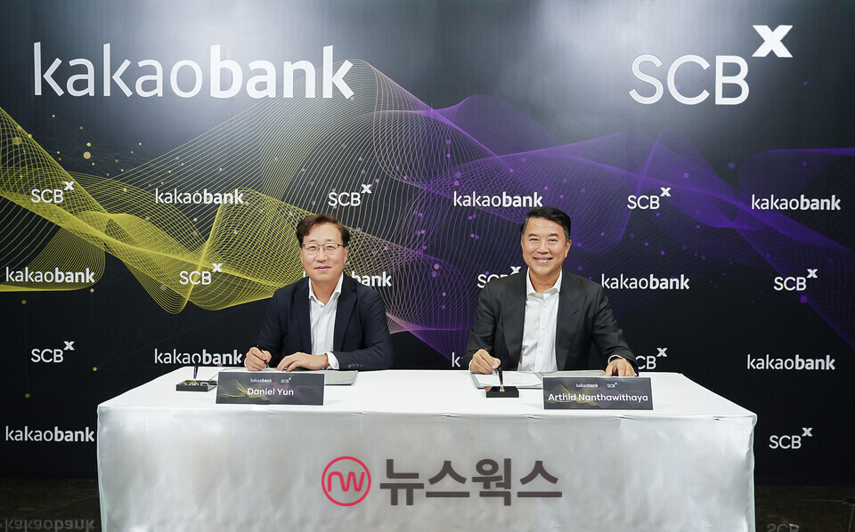 윤호영(왼쪽) 카카오뱅크 대표와 아르시드 난다위다야 SCBX 대표이사가 지난 15일 태국 방콕 SCBX 본사에서 '태국 가상은행 인가 획득을 위한 업무협약'을 체결한 뒤 기념 촬영을 하고 있다. (사진제공=카카오뱅크)