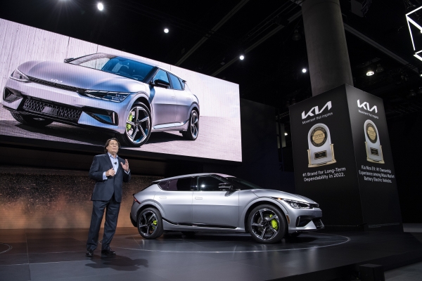 지난해 미국 LA컨벤션 센터에서 열린 '2022 LA오토쇼'에서 스티브 센터 기아 미국 COO가 'EV6 GT'를 발표하고 있다. (사진제공=기아)