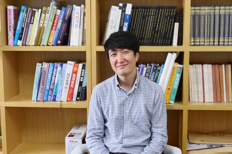 정준희 대구대학교 교수가 사진촬영을 위해 포즈를 취하고 있다. (사진제공=대구대학교)