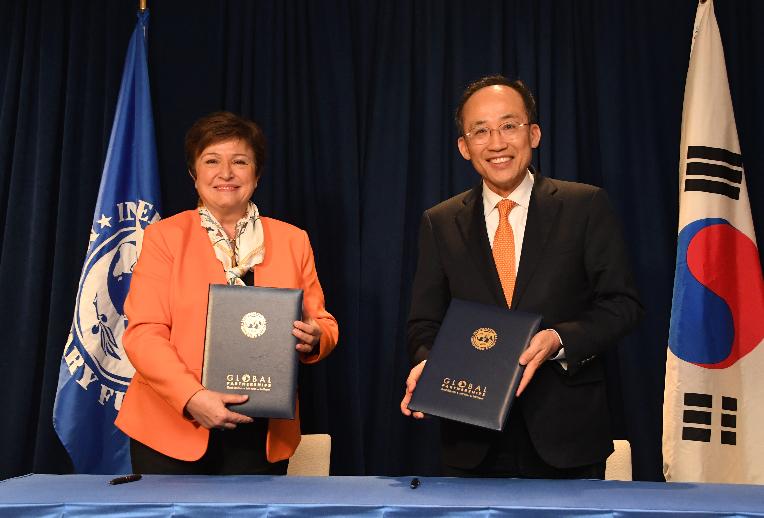 G20 재무장관회의 및 IMF/WB 춘계회의 참석차 미국 워싱턴D.C.를 방문 중인 추경호 부총리가 4월 13일(현지시간) IMF에서 크리스탈리나 게오르기에바 IMF총재(왼쪽)와 '3기 기술협력기금 출연'에 서명한 후 기념사진을 찍고 있다. (사진제공=기획재정부)