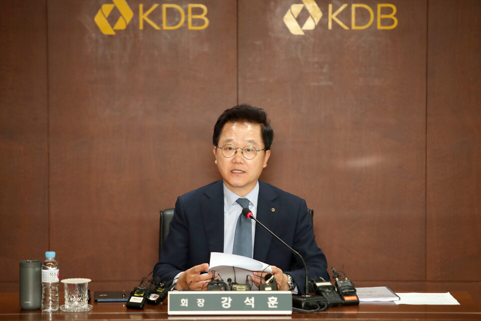 강석훈 산업은행 회장이 20일 산은 여의도 본점에서 개최된 취임 1주년 기자간담회에서 발언하고 있다. (사진제공=산업은행)