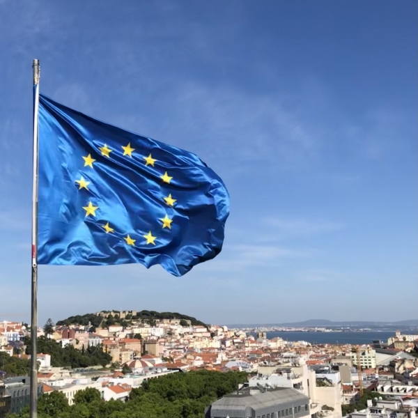 바람에 날리는 유럽연합기. (사진=마르그레테 베스타게르 EU 집행위원회 경쟁 담당 집행위원 공식 트위터 캡처)