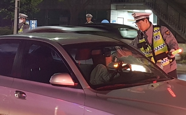 경찰관들이 자유로에서 음주운전을 단속하고 있다. (사진제공=경기북부지방경찰청)