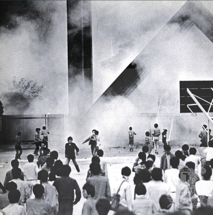 1988년 서울대 교문앞 시위. (사진=서울대학교 디지털 사진 자료관 캡처)