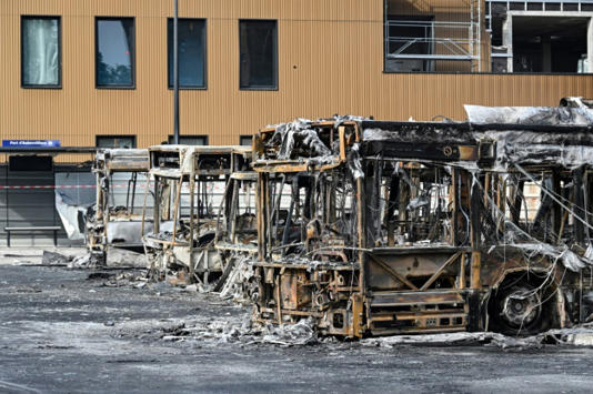 프랑스 전역에서 발생한 시위로 버스가 불타는 등 폭력행위가 이어지고 있다. (사진=에마뉘엘 마크롱 프랑스 대통령 페이스북 캡처)
